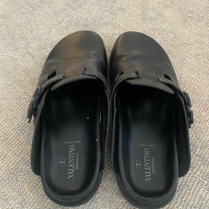 Mens black leather Valentino slides.